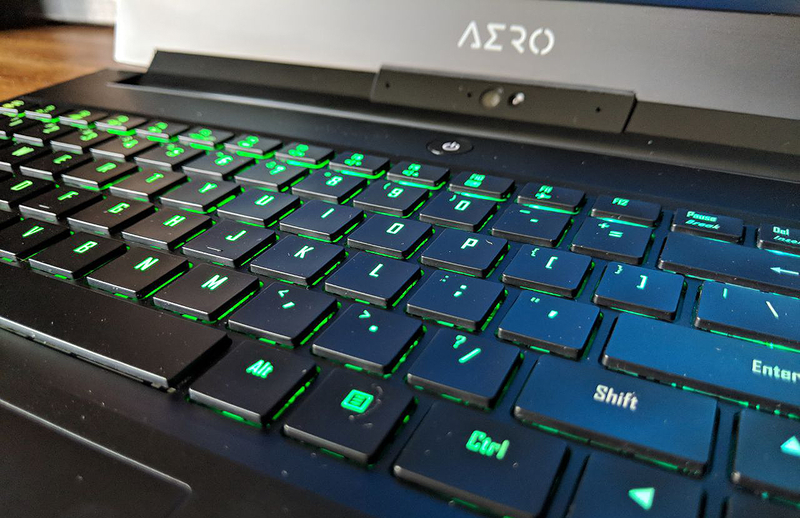Las teclas del teclado retroiluminado del Gigabyte Aero tienen un recorrido fantástico. El color de iluminación es completamente configurable.